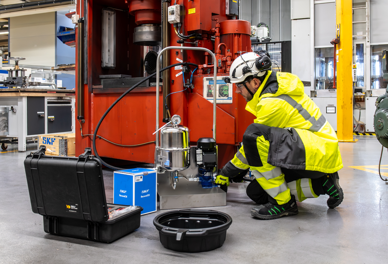 SKF RecondOil montage door Euroquip DST technologie, industriële olie regenereren, circulaire olie, oliehergebruik industrie, RecondOil Box, varnish verwijderen olie, nanodeeltjes olie, olie-analyse ISO 4406