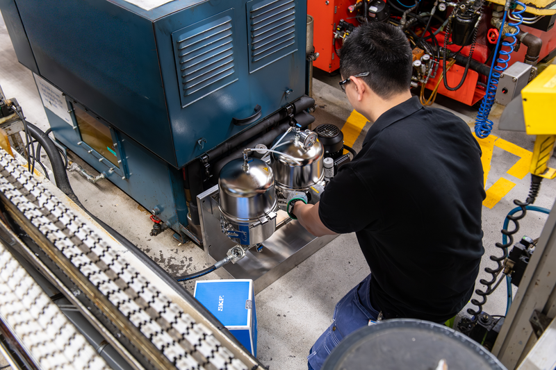 SKF RecondOil montage door Euroquip DST technologie, industriële olie regenereren, circulaire olie, oliehergebruik industrie, RecondOil Box, varnish verwijderen olie, nanodeeltjes olie, olie-analyse ISO 4406
